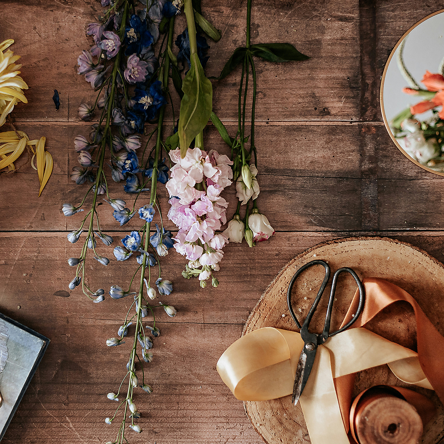 Gewerbeverein-Bad-Wimpfen-Florist verschiedene Blumen liegen auf einem Holztisch bei einem Floristen Gewerbeverein Bad Wimpfen