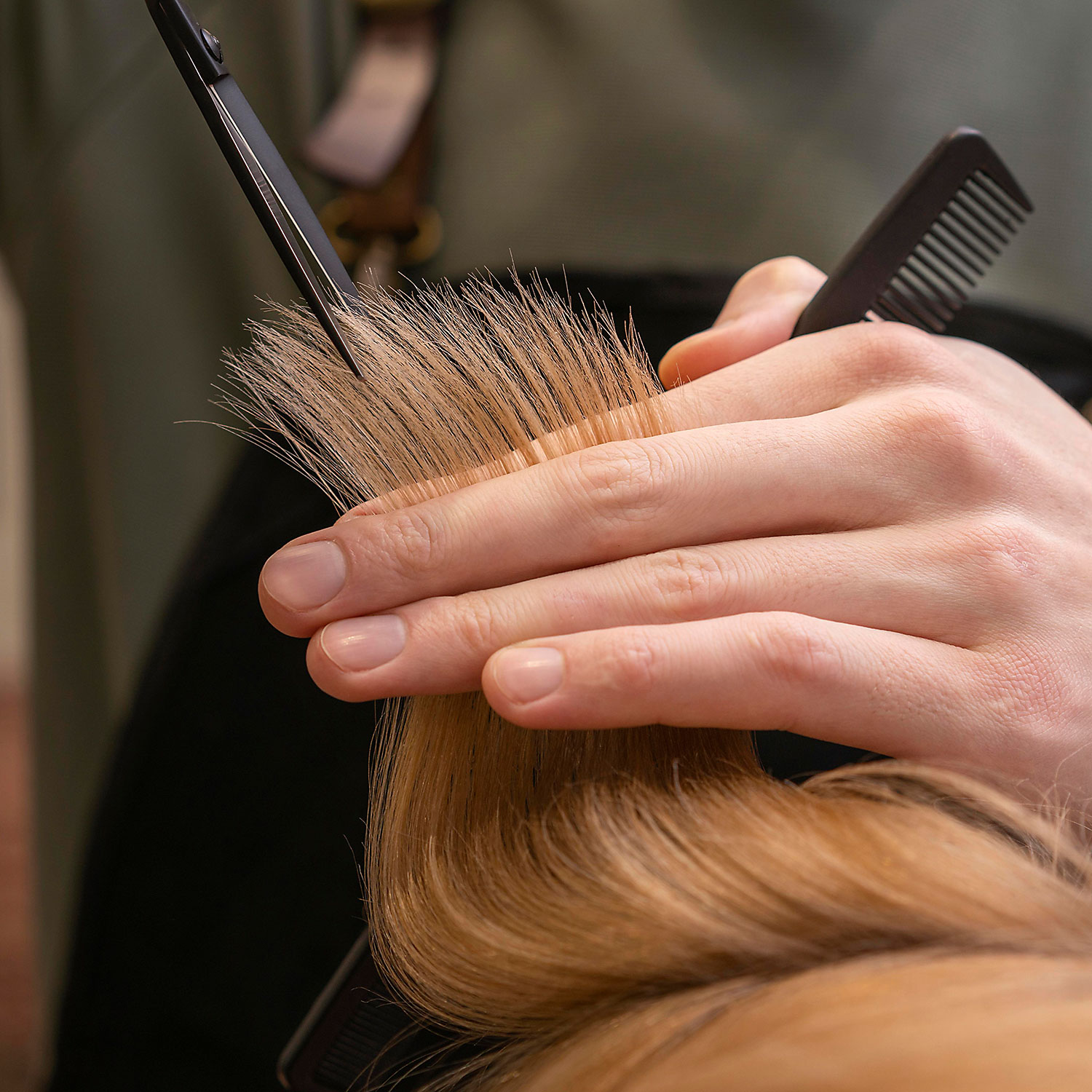 Gewerbeverein-Bad-Wimpfen-Friseur Gewerbeverein - Friseurgewerbe_Nahaufnahme der Hände eines Friseurs beim Haareschneiden