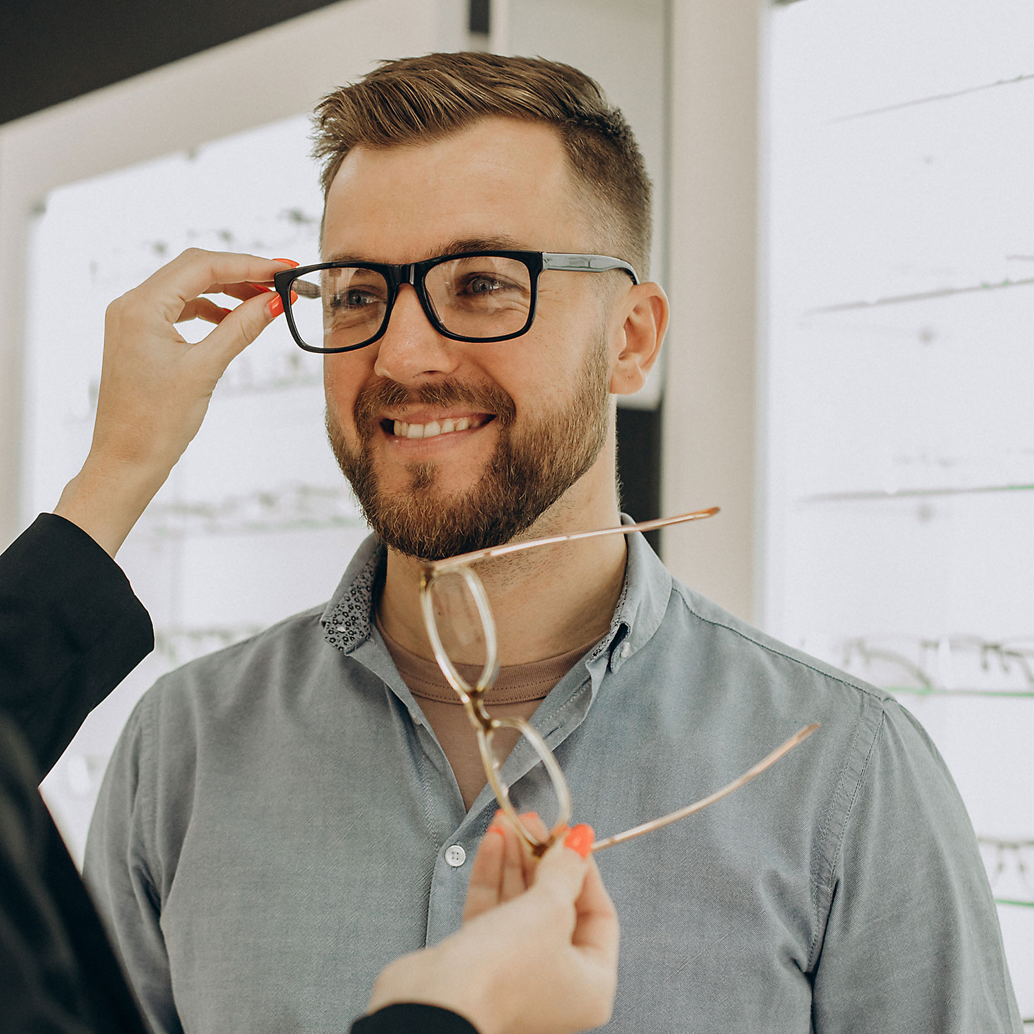 Gewerbeverein-Bad-Wimpfen-Optiker Dienstleistungsgewerbe Gewerbeverein Mann testet verschiedene Brillen bei einem Optiker