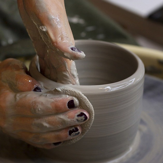 Gewerbeverein-Bad-Wimpfen-Toepferei Kunsthandwerk Frauenhände formen ein Keramikgefäß Gewerbeverein Bad Wimpfen