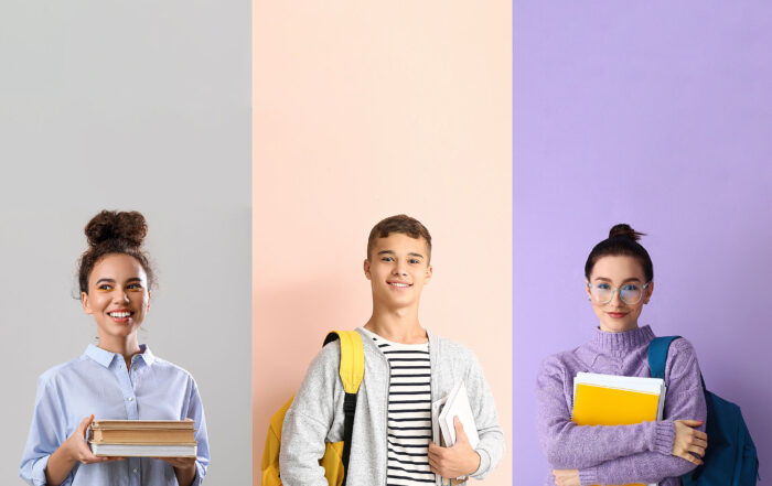 Drei Schüler und Schülerinnen mit Büchern in der Hand - Lehrstellenbörse